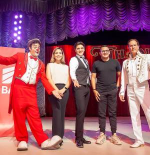 Sara Zepeda, Subgerente de Mercadeo Regional y Plataformas de Valor, Michael Zorzan, diabolista; Marcos de E3 y EMPRO y Romano García, mago ilusionista del show abracadabra de Tihany Spectacular.