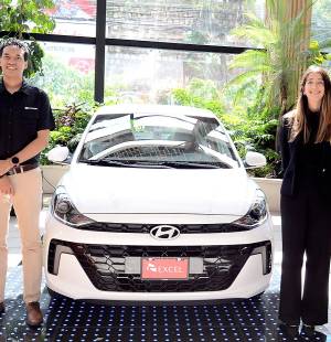 Hugo Flores y Francesca GarcíaLos ejecutivos de Excel, a través de la prestigiosa marca Hyundai, se enorgullecen de dar la bienvenida a la familia al nuevo Hyundai Grand i10 Sedan. Este modelo destaca por fusionar elegancia, tecnología, seguridad y confort, presentando un diseño vanguardista y moderno.