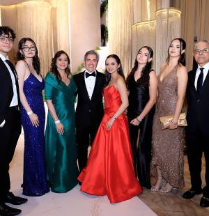 El Prom de los Seniors 2025 de la Escuela Americana de Tegucigalpa se vivió en un ambiente cargado de emociones, elegancia y momentos inolvidables. Familiares, amigos y seres queridos acompañaron a los graduandos en esta noche tan especial, compartiendo abrazos, risas y brindis que quedarán para siempre en el recuerdo.