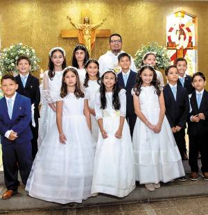 Thiago Coello, Arianna Sabrían, Luciana Robelo, el padre Gustavo Fuentes, Olivia Robelo, Adriano Yuja, Isabella Maalouf, Antón Abufele, Andrés Coello, Marcela Larach, Giuliana Andino, Paulette Melgar, Tarek Nassar y Khaled Nassar.