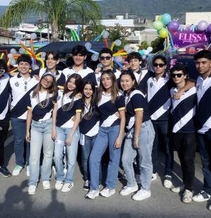 Motivados por el entusiasmo y la alegría los seniors de la clase 2026 de la Western International School llegaron al restaurante Denny’s del boulevard Morazán para degustar un delicioso desayuno, tomarse fotos con sus padres y luego salir hacia el centro educativo. La caravana estaba conformada por diferentes coches los cuales fueron adornados con creativos arreglos de globos. Los padres y sus hijos vivieron una fiesta de inicio espectacular, y esto solo es el principio de su último año escolar.