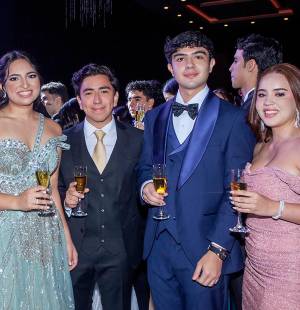 Los 43 graduados de la Escuela Bilingüe Santa María del Valle disfrutaron su última noche como compañeros en medio de los aplausos y ovaciones de sus invitados. Este evento marcó el cierre de una etapa inolvidable para los alumnos. Con una decoración especial, música, baile y momentos emotivos, la noche se convirtió en un recuerdo imborrable para todos los presentes. En la foto: Ariana Suazo, Joseph Cartagena, Alejandro Aldana y Alicia Savillón.