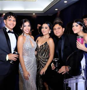 Los Seniors 2025 de la International School of Tegucigalpa vivieron una noche inolvidable al celebrar su fiesta de prom. Entre risas, abrazos y un brindis cargado de emoción, compartieron juntos una última gran velada, marcando con alegría el cierre de su etapa escolar.