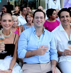 El Roatán Fashion Show, presentado por BAC Credomatic, reunió a invitados especiales, amantes de la moda y figuras destacadas en una noche donde el estilo se unió con la solidaridad. Con el mar como telón de fondo, los asistentes deslumbraron con looks frescos, elegantes y llenos de personalidad, formando parte de un evento con propósito: apoyar a la Clínica Esperanza de Roatán. Esta celebración de la moda no solo resaltó el talento creativo, sino también el compromiso de una comunidad que cree en el poder de ayudar. Aquí te dejamos las fotos de los invitados. En la foto: Yael Burkinshaw, Erick Brimen y Arturo Zacapa.