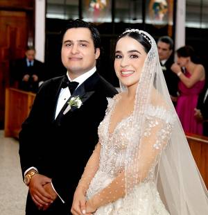 El noviazgo de Susana Gamero Cardona y Basilio Vaclab Fuschich culminó felizmente en el altar del Cristo Crucificado de la iglesia María, Reina del Mundo de San Pedro Sula, donde la pareja unió sus vidas en una hermosa ceremonia oficiada por el arzobispo Alfonso Cortés de León, México, quien llegó especialmente para bendecir el nuevo matrimonio