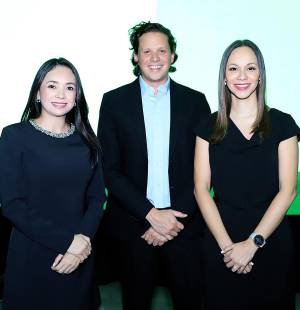 Banco Promerica y Farmacias del Ahorro han unido fuerzas para presentar la nueva tarjeta de crédito Promerica Más Visa. Con una serie de beneficios exclusivos que van desde descuentos inmediatos hasta programas de lealtad acumulables, esta tarjeta nace como una herramienta clave para quienes priorizan su salud sin descuidar sus finanzas. La iniciativa refuerza el compromiso de ambas marcas con el bienestar de las familias hondureñas. En la foto: Lily Argeñal, Lito Castillo y Nelly Morales.