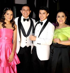 Los seniors 2025 de Dowal School vivieron una prom night llena de emoción, alegría y memorias. Rodeados de sus seres queridos, disfrutaron de una noche mágica que no solo celebró el cierre de una etapa, sino también el inicio de nuevos sueños y aventuras por venir.