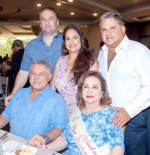 El Club Hondureño Árabe celebró con gran éxito una de sus tradiciones más queridas: el Mother’s Day Brunch, una mañana llena de alegría, música, sabor y sorpresas para honrar a las madres, quienes son el corazón de cada familia. Con una asistencia vibrante y entusiasta, el evento reunió a socias, clientas y colaboradoras del Club en un ambiente cálido y festivo. Desde la entrada, las invitadas fueron recibidas con música en vivo por la violinista Dubis Oviedo, y durante el brunch, el talento de Daniel Ochoa ambientó la jornada con una selección especial de temas para celebrar el amor y la maternidad. En la foto: Rommel, Tatiana, Basilio con sus padres Basilio y Suyapa Fuschich.