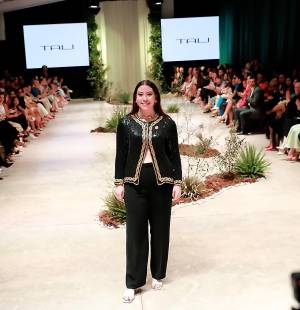 Clásico y atemporal, asi fue la mini colección debut, de Tali Espinoza a la que título Marie-Antoinette, “está inspirada en este ícono de la moda, pero con un giro moderno y con su sello personal. Seis looks: 14 prendas que incorporan el tweed, lino, organza, terciopelo, algodón y corduroy. Me inspiré en elementos como los corsés de la época, panniers y detalles inspirados en su famosa frase “Let them eat cake”.