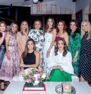 Marco Emilio Ghattas Khamis y Alessa Matuty Díaz celebran una etapa llena de ilusión al anunciar que pronto unirán sus vidas en matrimonio, culminando así una historia de varios años de noviazgo. La alegría por este nuevo capítulo también llegó a sus amigas más cercanas, quienes sorprendieron a la novia con una sofisticada despedida de soltera inspirada en el encanto parisino. En la foto: Alicia Bográn, Isabel Díaz, Erika Andonie, Alexia Marinakys, Ligia Hall, la novia Alessa Matuty Díaz, Giselle Tinoco, Marinette Kattán, Vanessa Bizzarri, Andrea Quintana y Tricia Matuty