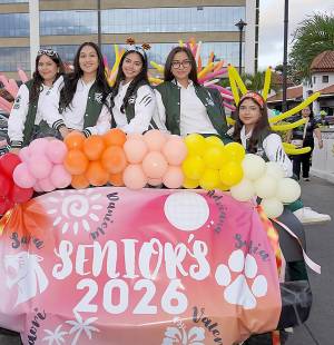 Last first day! Con una colorida y animada caravana, los seniors 2026 de Elvel School celebraron su último primer día de clases. Los alumnos se reunieron en el Boulevard Suyapa de Tegucigalpa para dar inicio a esta gran aventura. Después, se movilizaron a su querida escuela, donde fueron recibidos con aplausos, música y mucha alegría.
