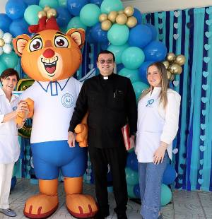 Mónica Weddle, el padre Carlo Magno y Monique Weddle, durante la celebración del 50 aniversario de Macris Kindergarten. La institución, fundada en 1975, nació del sueño de Mónica Weddle, una maestra visionaria, que quería crear un espacio donde los niños no solo aprendieran conocimientos académicos, sino también principios y valores que los acompañaran toda la vida.