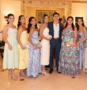 El salón Real del Hotel Real Intercontinental fue el escenario elegido por el gabinete de padres de familia para que la clase 2026 de la Escuela Internacional Sampedrana celebrara su esperado senior breakfast. Las alumnas lucieron elegantes vestidos de cóctel y los varones blazers en tonos suaves, en un ambiente que evocó el encanto de la Costa Amalfitana.