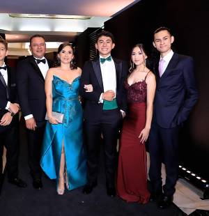 La prom 2025 de DelCampo School no solo fue una noche inolvidable para los seniors, sino también para los invitados que los acompañaron en este capítulo tan especial. Amigos cercanos, familiares y seres queridos se unieron a la celebración con estilo, cariño y mucha alegría, compartiendo emociones, brindis y abrazos en una velada que quedará para el recuerdo.