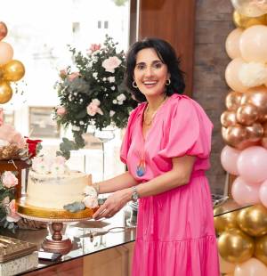 En un ambiente cuidadosamente decorado con globos y hermosos arreglos florales, sobre mesas circulares elegantemente vestidas, se llevó a cabo la celebración de Johana Jaar de Faraj. El evento fue organizado con esmero por su esposo, Alejandro Faraj, y sus hijas, Jinette, Judith y Johana Alejandra Faraj, quienes, aunque residen en Carolina del Sur y no pudieron asistir, se aseguraron de que cada detalle fuera perfecto.