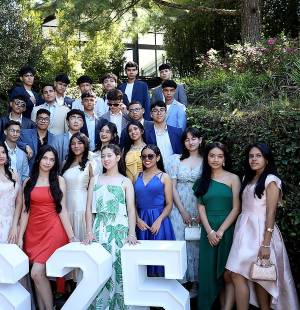 Los seniors 2025 de Hillcrest School celebraron con emoción su tradicional brunch, disfrutando de un delicioso menú en un ambiente lleno de recuerdos y camaradería. El evento tuvo lugar en La Cumbre, donde los jóvenes llegaron entusiasmados y listos para vivir una velada inolvidable. La celebración estuvo marcada por risas, anécdotas y la emoción de estar cada vez más cerca de su graduación.
