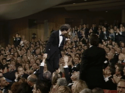  <b>Roberto Benigni y su celebración espontánea (1999)</b>Cuando <i>La vida es bella</i> ganó, Roberto Benigni subió a las sillas del público y corrió por el escenario de manera desenfrenada. Para algunos, fue espontáneo y encantador; para otros, simplemente inapropiado.