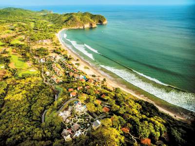 NICARAGUADónde hospedarse. Ubicado a lo largo de la selva de Nicaragua y junto a los encantos naturales de la costa pacífica, Mukul Beach, Golf & Spa Resort en Guacalito de la Isla, Costa Esmeralda, es un lujoso hotel con fantásticas vistas y un spa de donde saldrás completamente renovado.