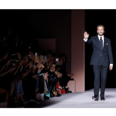 Tom Ford<br/>Siempre oscuro, de solapa ancha, pantalón recto y botines. Éste se ha convertido en el uniforme del propio diseñador en los últimos años, y no hay mejor ejemplo que él para mostrar cómo debe lucirse un traje.<br/>