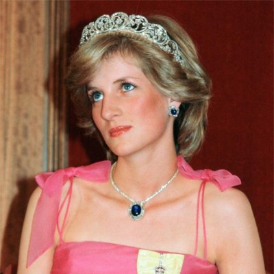 En abril de 1983, en su primer Royal Tour en Brisbane, Australia, Diana lució a tiaa Spencer con un vestido rosa de Victor Edelstein