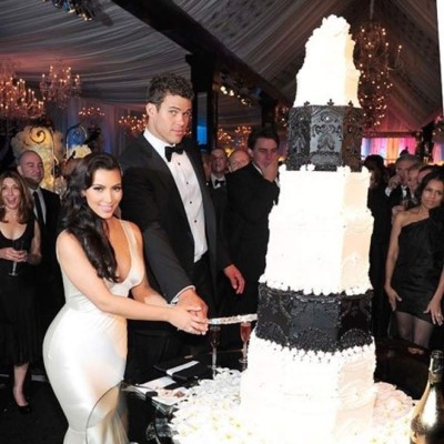 Uno de los pasteles más majestuosos fue la celebración de boda de Kim Kardashian valorado en 23 mil dólares hecho de múltiples pisos ya que la lista de invitados era muy numerosa