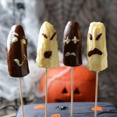 Fantasmas Dulces<br/>Practico y sencillo pero no deja de ser delicioso acompáñalos con todos tus invitados<br/>Ingredientes:<br/>6 bananos, palitos de madera o plástico para paleta, chispas de colores, 100 gramos de chocolate amargo para repostería, 100 gramos de chocolate blanco para repostería y 2 cucharadas de mantequilla<br/>