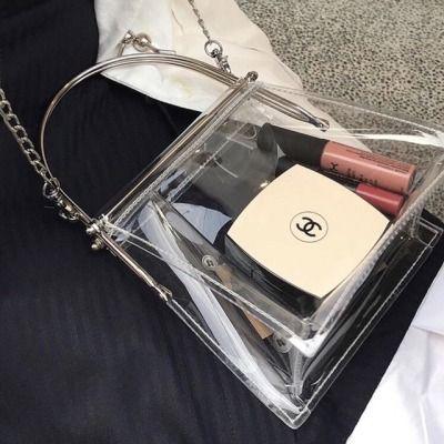 Cómo incorporar bolsos transparentes en tus outfits