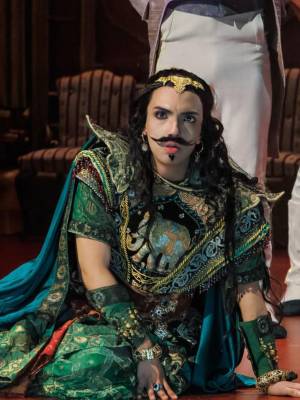 El soprano hondureño Dennis Orellana brilla en los teatros de Viena