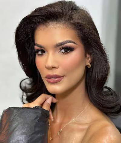Ileana Márquez, modelo de 28 años, hizo historia al convertirse en la primera madre en ganar el título de Miss Venezuela. Además de su carrera en el modelaje, Ileana disfruta de pasatiempos como cantar, bailar y actuar. Su participación se dio después de que los organizadores del concurso permitieran por primera vez competir a madres, mujeres casadas y divorciadas.