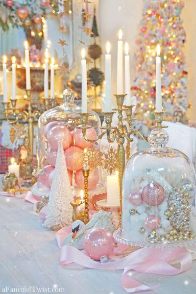 Una mesa divertida que utiliza adornos navideños que marca la ocasión especial de la Navidad.
