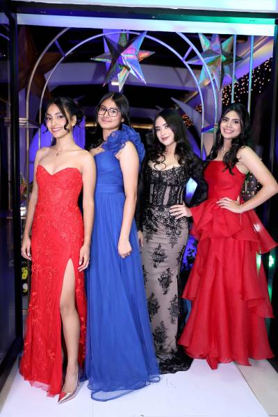 La promoción 2025 del Instituto Salesiano San Miguel vivió una noche inolvidable durante la celebración de su prom, realizada en el Club del BCIE. Vestidos con sofisticados vestidos y trajes de gala, los jóvenes dieron inicio a una velada cargada de emoción, elegancia y alegría, marcando el final de su etapa colegial.