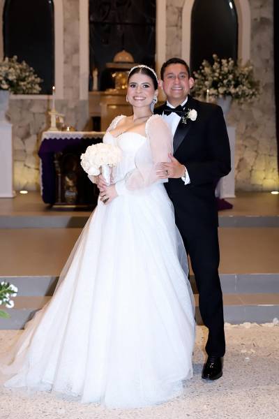 Helen Zamora y Alex Cosenza se dieron el tan esperado “sí” y sellaron su historia de amor con una celebración llena de elegancia en Tegucigalpa. La ceremonia tuvo lugar en la iglesia Nuestra Señora Sagrado Corazón del Hatillo, donde familiares y amigos acompañaron a la pareja en uno de los momentos más importantes de sus vidas. Posteriormente, los recién casados compartieron una sofisticada recepción en el restaurante La Cumbre, donde la celebración continuó entre detalles cuidadosamente elegidos, buena gastronomía y un ambiente lleno de alegría y romanticismo.