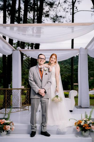 Miguel Blanco y Valery García celebraron su amor con una boda inolvidable, rodeados de familiares y amigos en la hermosa Casa de Campo, Valle de Ángeles. La ceremonia combinó los ritos religioso y civil, siendo oficiada por el Pastor Didiher Osorto y Juan Carlos Pérez Cadalso Arias, respectivamente, en un ambiente lleno de emoción y devoción.