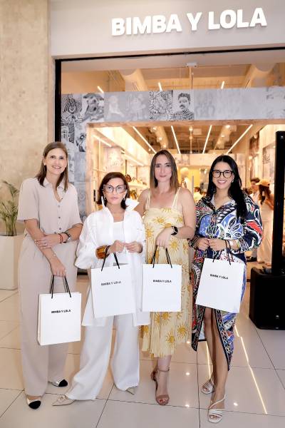 La nueva colección Cala Bimba llegó a Bimba y Lola con un evento lleno de moda y good vibes en Multiplaza Tegucigalpa. Durante la experiencia, los invitados conocieron de cerca las nuevas piezas de la temporada y disfrutaron de una styling session junto a Nineth Espinoza, quien compartió inspiración y consejos para crear looks versátiles y llenos de estilo. En la foto: Pamela Cruz, Blanca Bendeck, Nicole Hasbun y Norma Farías.