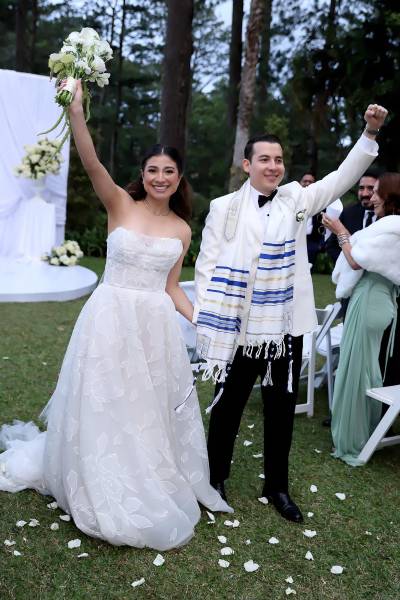 En una emotiva ceremonia religiosa celebrada en La Cumbre, Paola Perdomo y Dennis Cano unieron sus vidas rodeados de fe, familia y amor. Su historia, que comenzó como una amistad nacida en el servicio a Dios y fue creciendo entre conversaciones, cafés y momentos compartidos, los llevó hasta este “sí, acepto” que marca el inicio de un nuevo capítulo juntos.
