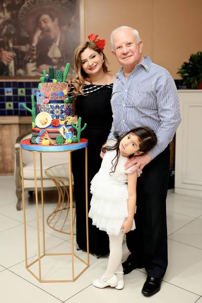 El cumpleaños de Roger Danilo Valladares fue la ocasión perfecta para reunir a familiares, amigos cercanos y colegas del ámbito profesional en una celebración especial y llena de buenos momentos. La velada se llevó a cabo en el salón Armenta de UTH, un espacio que fue transformado para crear un ambiente cálido y elegante, con detalles clásicos y referencias a la tradicional Cantina Tenampa, símbolo de la cultura mexicana. Una noche pensada para compartir, celebrar y disfrutar en compañía.