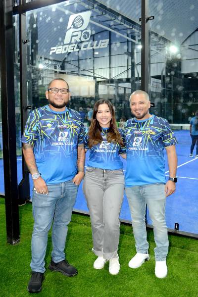 Hansy Godoy, Eileen López y Manuel López durante la inauguración de Pro Padel Club Casa Blanca, el nuevo espacio para los fanáticos de este deporte en Tegucigalpa.