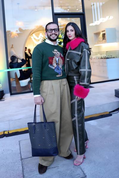 Así se vivió la inauguración de Vía Palmira, la nueva plaza ubicada en la colonia Palmira, que abrió oficialmente sus puertas con una propuesta comercial diversa. El espacio presentó una selección de locales como The Golden Pig Coffeeshop, Pescadores, Sofía Sofía Designer Jewelry y Pulpa Hi-Fi Sound Bar, entre otros. Durante el acto inaugural, invitados especiales se reunieron para conocer la plaza, mientras un sacerdote realizó la bendición del lugar, marcando el inicio de esta nueva oferta gastronómica, comercial y de entretenimiento en la zona.