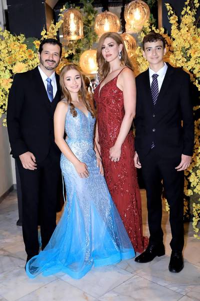 Los seniors 2025 de la Mayan School celebraron su prom night en compañía de sus invitados más especiales, en una noche llena de estilo, música y alegría. La velada estuvo marcada por momentos emotivos que marcan el cierre de esta etapa de su vida.