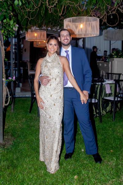 Carlos Simán y Marcela Andonie sellaron oficialmente su historia de amor. La pareja celebró su boda civil en una íntima y elegante recepción, donde la alegría por este nuevo comienzo fue compartida por familiares y amistades cercanas, en un entorno cuidadosamente diseñado para honrar la importancia del momento y la felicidad de los nuevos esposos.
