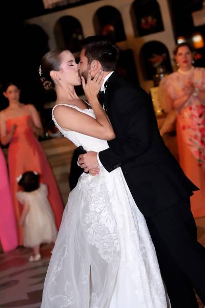 Tras una emotiva ceremonia religiosa, Victoria Villeda y Giampiero Infantozzi celebraron su unión con una elegante y alegre recepción en Hacienda El Trapiche, donde familiares y amigos compartieron una noche llena de brindis, música y momentos especiales.