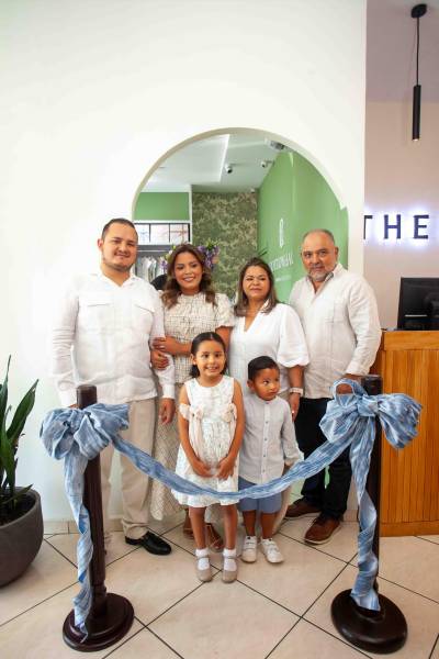 En una mañana llena de alegría se inauguró la tienda CottonHaus, ubicada en la plaza Rosyl Mejía, en el barrio Río Piedras sureste. El nuevo espacio abre sus puertas con una propuesta enfocada en prendas de algodón suaves, cómodas y de calidad, pensadas para acompañar momentos importantes. Liderado por Daniela Pinto, el proyecto nace como un emprendimiento familiar inspirado en el amor por sus hijos. En la foto: Bayron Santos, Daniela Pinto, Zoila Chinchilla y Alfonso Pinto, con Mía y Juan Diego, durante el corte de cinta inaugural.