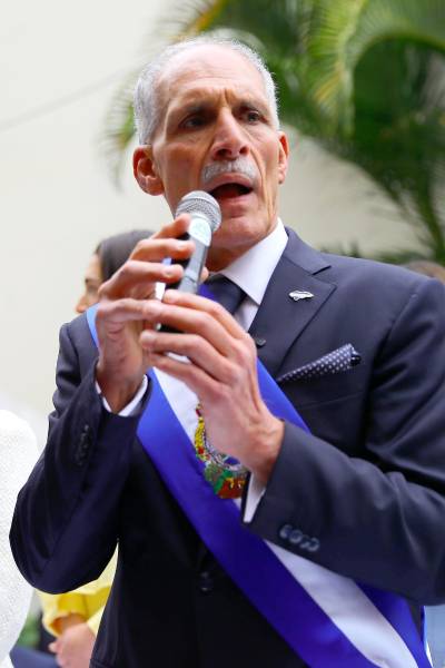 El presidente de Honduras, Nasry Asfura, luego de su investidura en Tegucigalpa. El mandatario vistió un traje azul oscuro con un pin del mapa de Honduras en la solapa, un pañuelo de seda de polka dots y la banda presidencial confeccionada por María de los Ángeles Valladares.