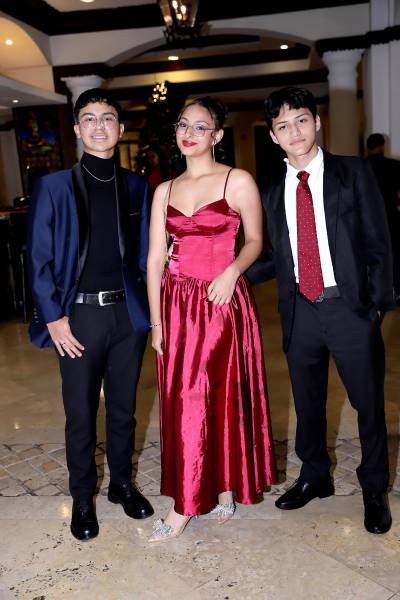 El Hotel Clarion fue el escenario perfecto para el Senior Dinner 2026 de Liquidambar School. Desde Valle de Ángeles, los jóvenes llegaron luciendo elegantes atuendos para celebrar una velada inolvidable, marcada por risas, emoción y la complicidad de una etapa que está por concluir. En la foto: Brandon Corea, Verónica Bones Quiroz y Obed Sánchez.