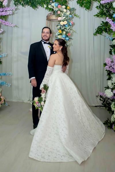 Rafael Wittwer Bautista y Katherine Chahín Gómez celebraron su unión en una emotiva ceremonia en la Iglesia Sagrada Familia, rodeados de familiares y amigos.