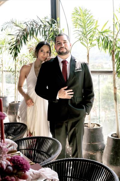 En un ambiente elegante y lleno de encanto, Valeria Osorio y Ricardo Luque celebraron su boda civil en el sofisticado restaurante Cassiano Adriano, en San Pedro Sula. Rodeados de familiares cercanos y amigos queridos, la pareja selló su unión en una ceremonia íntima donde la emoción y la elegancia se entrelazaron en cada detalle.