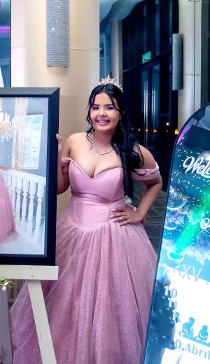 Entre destellos de luz y un ambiente lleno de glamour, Abigail Ixchel Ayala Castro celebró sus quince años con una espectacular fiesta temática Disco Night. Familiares y amigos se reunieron para acompañarla en esta velada única, marcada por la elegancia, la alegría y momentos que quedarán para siempre en la memoria.