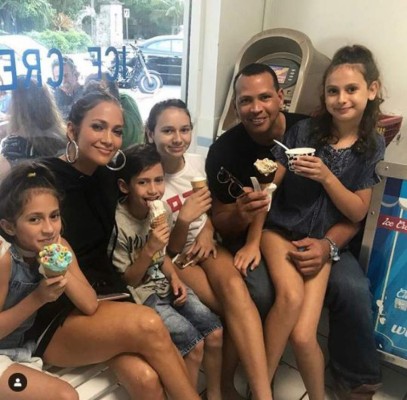 El amor y respeto que la pareja sienten el uno por el otro, dio paso a poder compartir con sus hijos de matrimonios anteriores el regalo de una gran familia feliz.