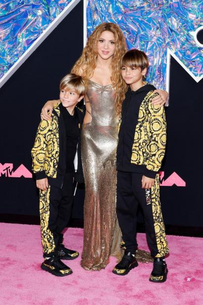 La artista explicó a Allure que sus hijos, Milán y Sasha, consideraron la película como “castradora”, una perspectiva con la que Shakira dijo estar de acuerdo hasta cierto punto. Afirmó que mientras respeta el feminismo mostrado en la película, cree que es importante empoderar a las mujeres sin privar a los hombres de su capacidad de ser hombres.