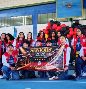 Los Seniors 2026 de Happy Summer School celebraron su tradicional entrance, dando la bienvenida a su último año escolar. Con entusiasmo y mucha energía, los estudiantes recorrieron las calles de Tegucigalpa a bordo de autos decorados, protagonizando un desfile lleno de estilo y emoción. La celebración culminó en la escuela, donde fueron recibidos entre aplausos por compañeros, docentes y padres de familia, en un ambiente cargado de orgullo y alegría.